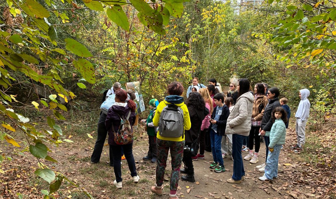 Familii pe traseul NATURE TOGETHER din Parcul Natural Văcărești
