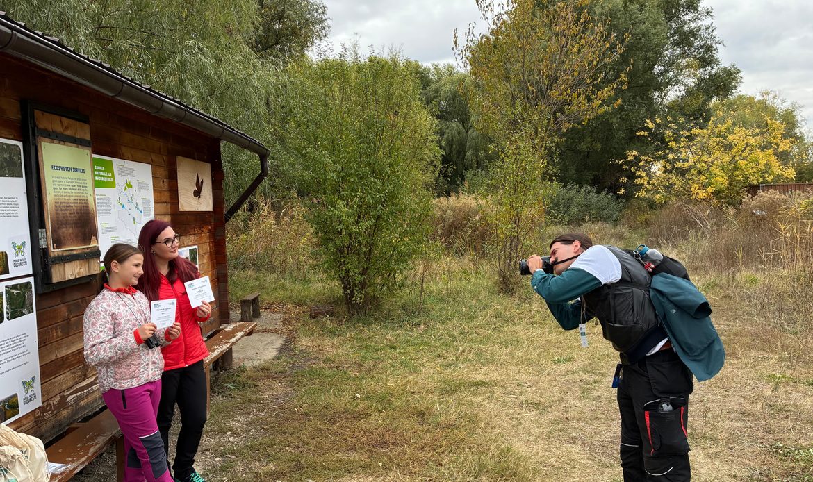 Familii pe traseul NATURE TOGETHER din Parcul Natural Văcărești