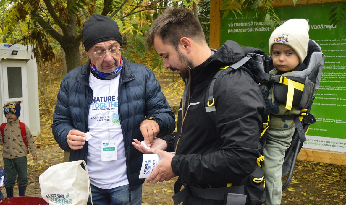 Familii pe traseul NATURE TOGETHER din Parcul Natural Văcărești