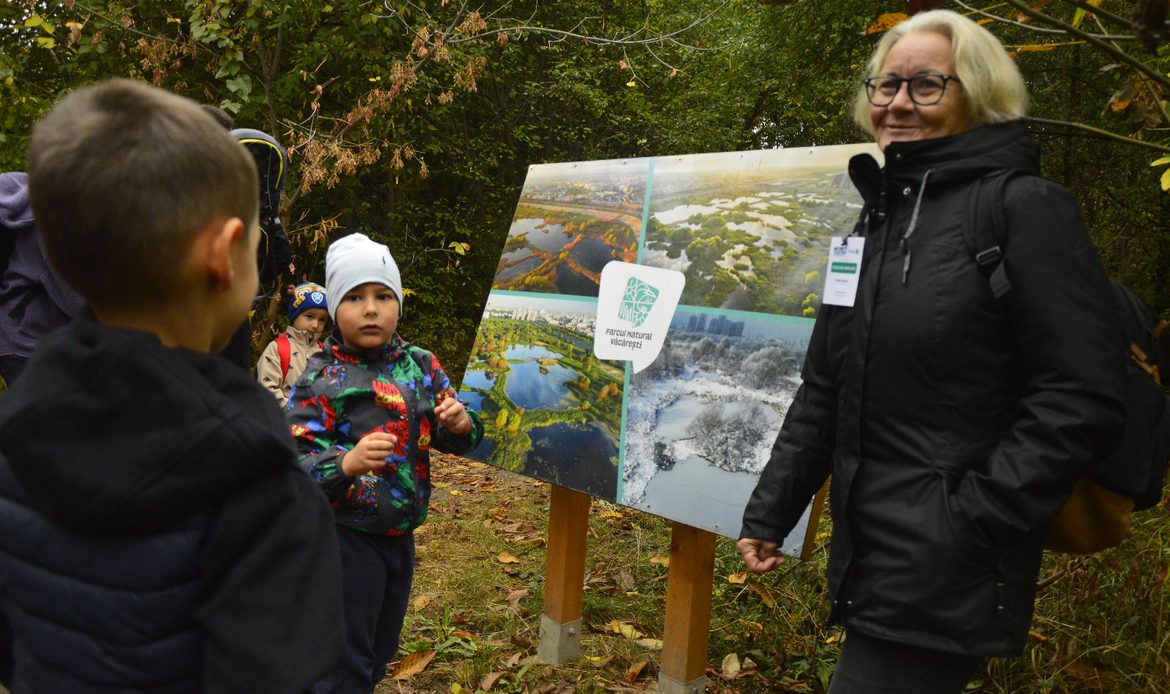 Familii pe traseul NATURE TOGETHER din Parcul Natural Văcărești