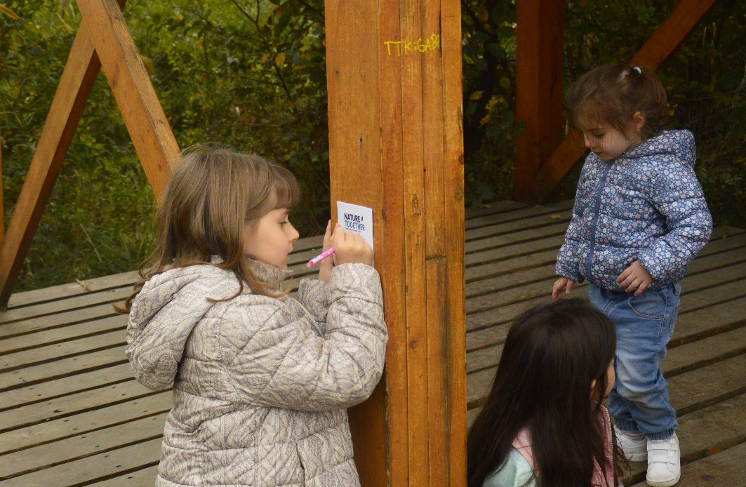 Copii exploratori la NATURE TOGETHER – Family Discovery Trail