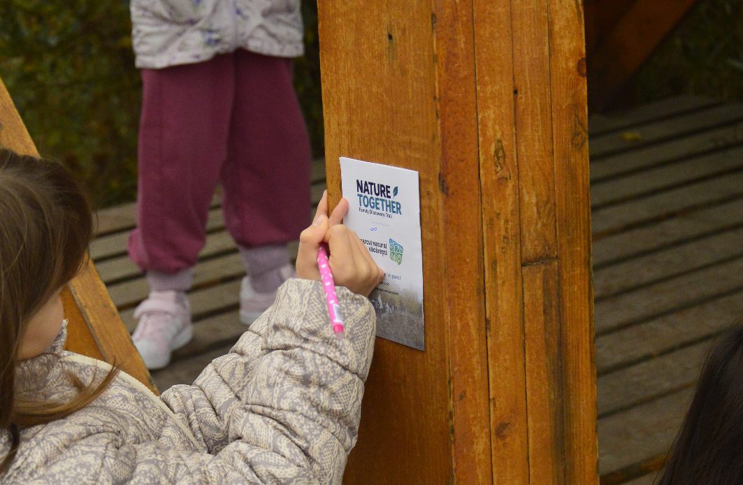 Familii pe traseul NATURE TOGETHER din Parcul Natural Văcărești