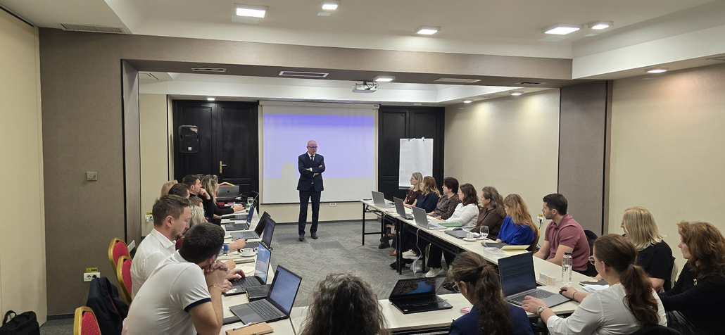 Workshop Reciclad'OR la Iași: participanții lucrează pe ambalaje reale