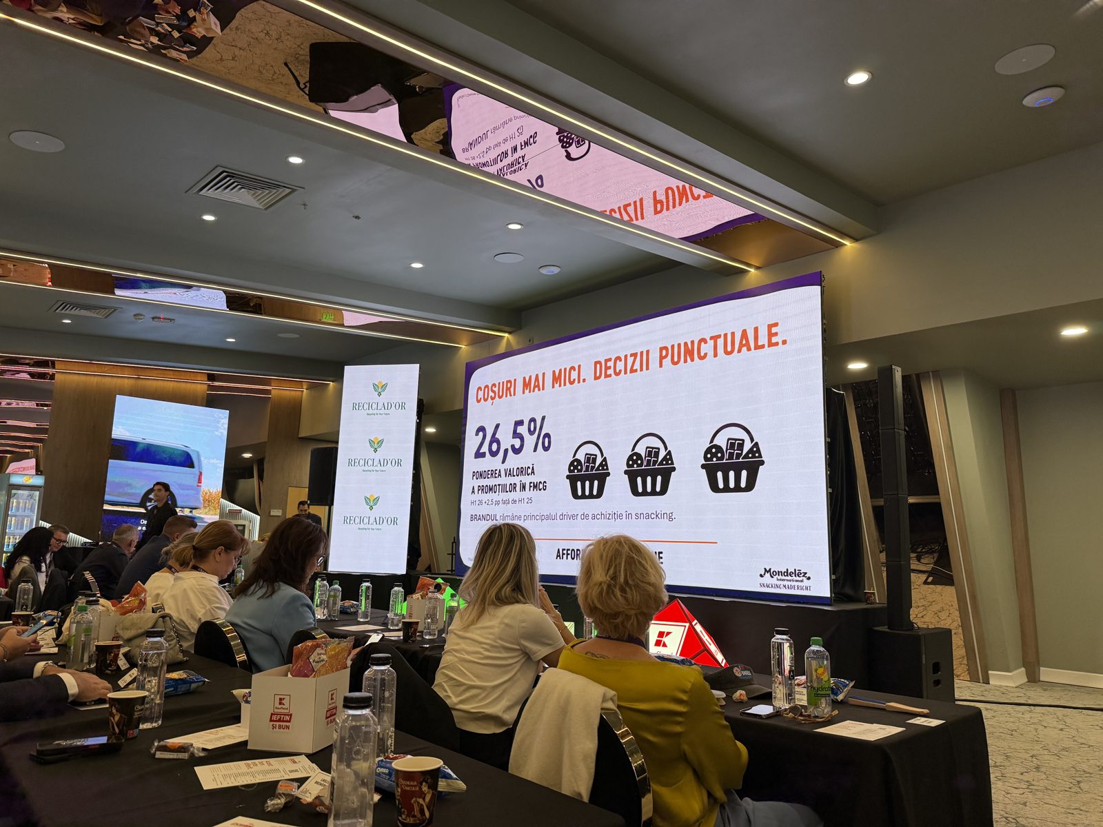 Prezentare Mondelēz la Club Retail #14 despre ponderea promoțiilor în FMCG, alături de ecranul Reciclad'OR