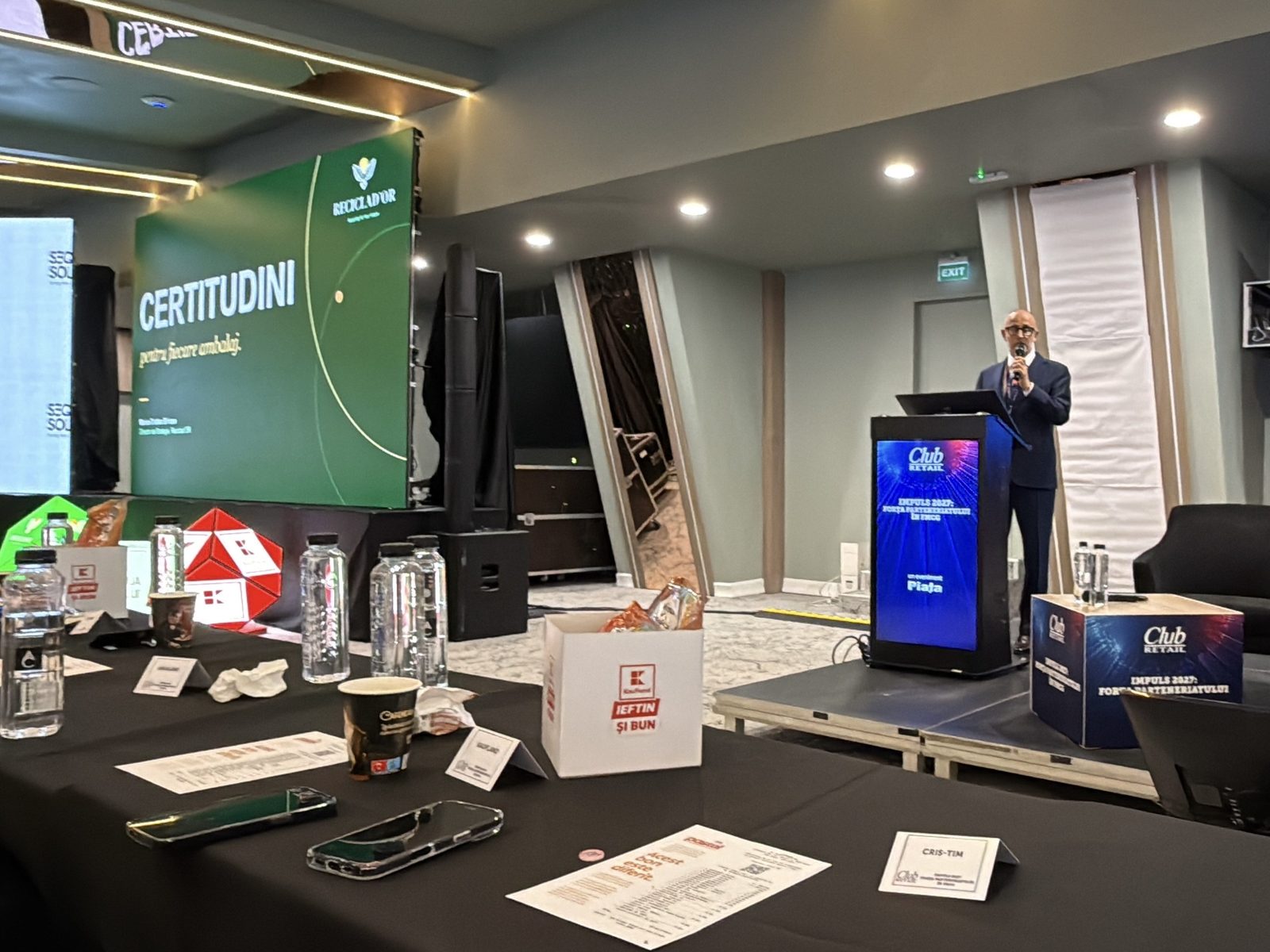 Marius Brînzea, Director de Strategie Reciclad'OR, prezentând „Certitudini pentru fiecare ambalaj” la Club Retail #14